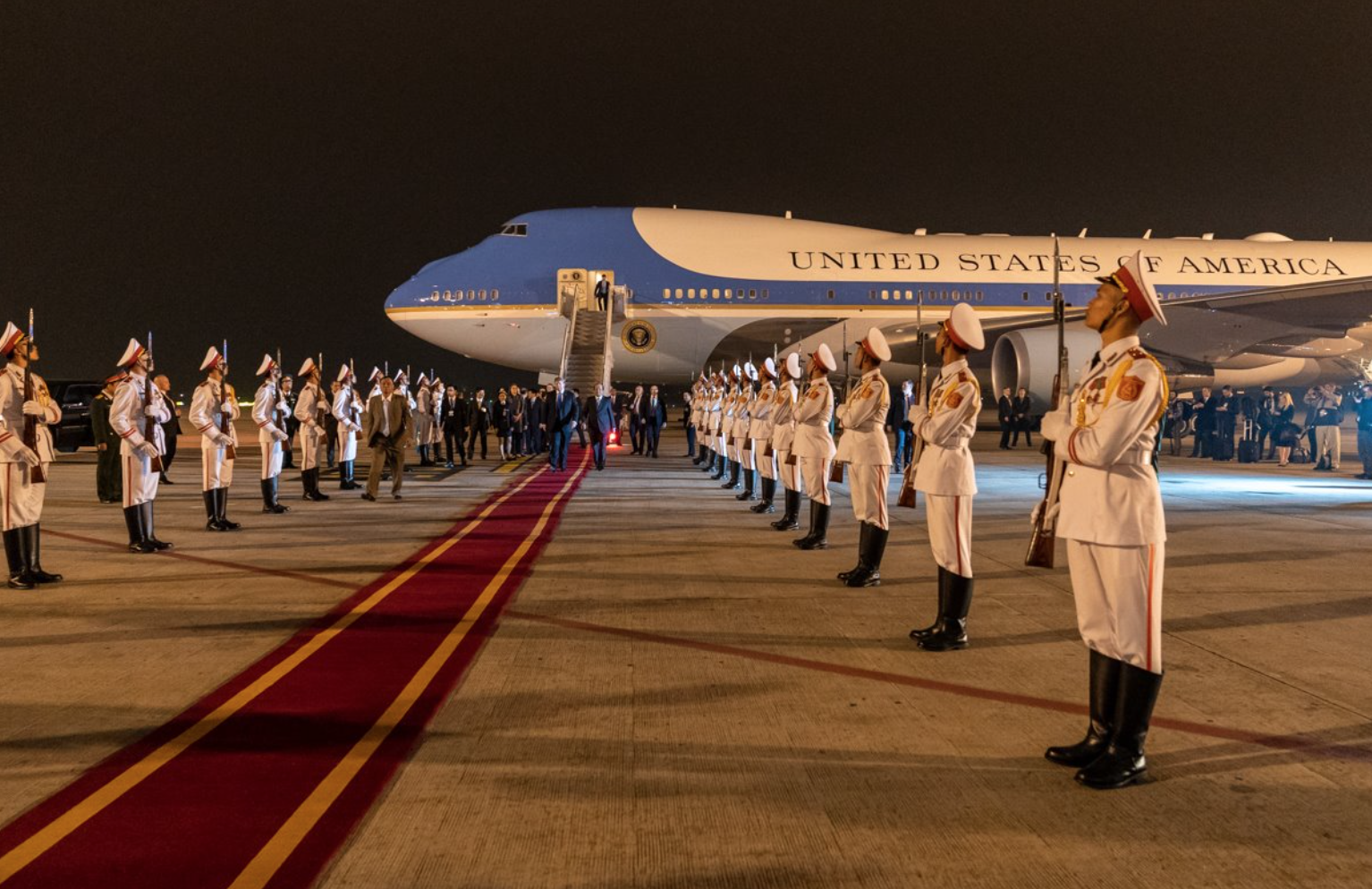 Präsident Donald Trump landet in Hanoi Vietnam Official White House Photo by Shealah Craighead
