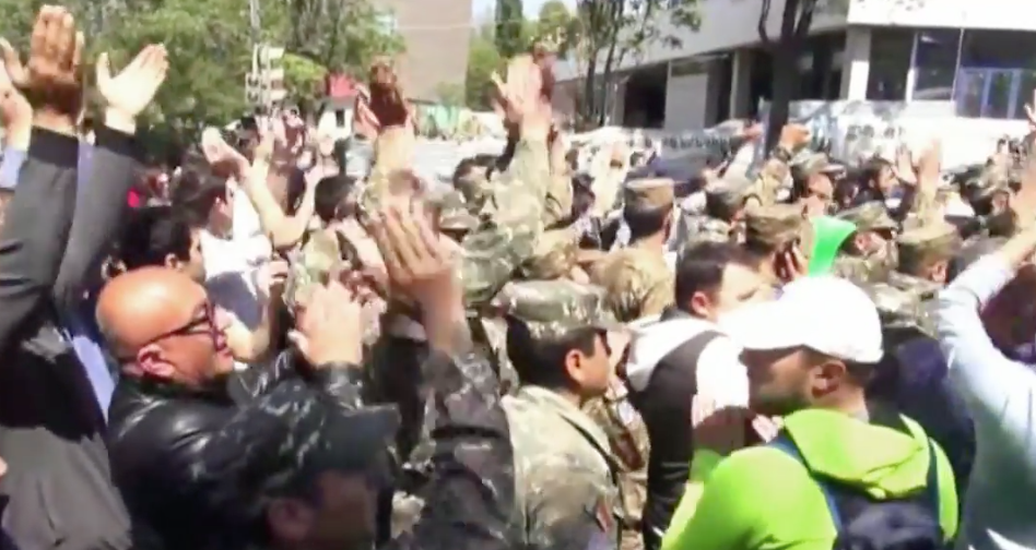 Armenier jubeln nach tagelangen Demonstrationen, als Premierminister zurücktritt Foto: Video