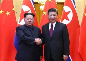 Kim Jong-un beim Staatsbesuch in China bei Xi Jinping im März 2018 CC wikimedia
