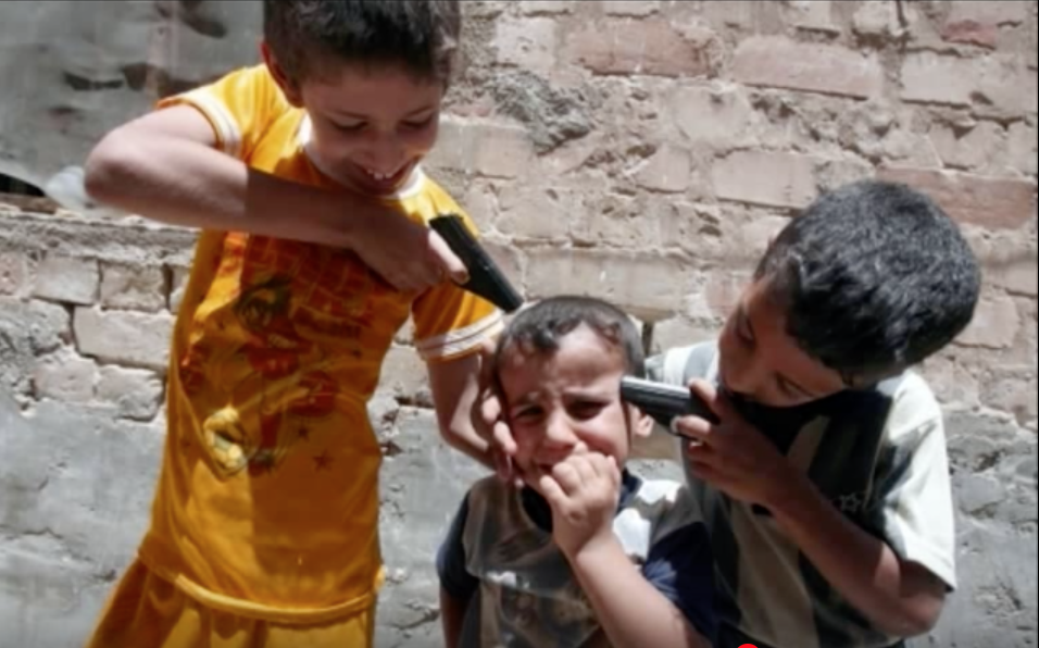 Krieg spielende Kinder im Kriegsgebiet Foto YouTube