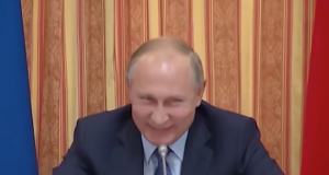Putin lacht Foto: YouTube Screen