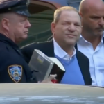 Harvey Weinstein stellt sich der Polizei in NYork Foto Video Youtube