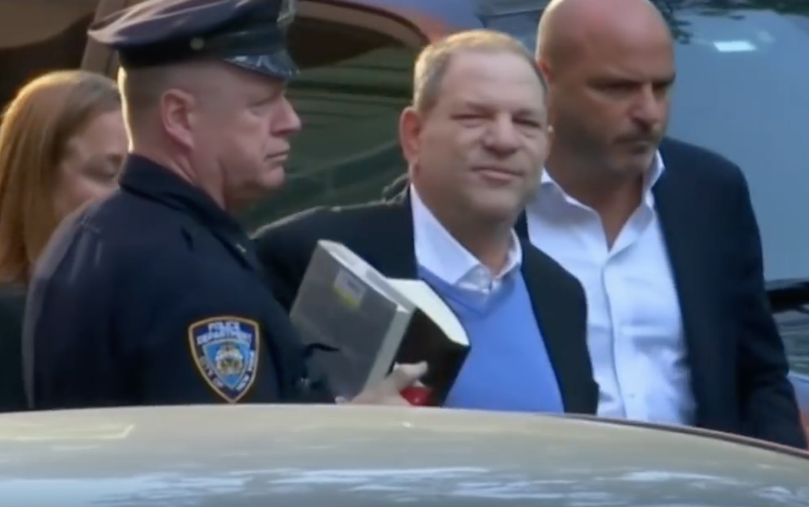 Harvey Weinstein stellt sich der Polizei in NYork Foto Video Youtube