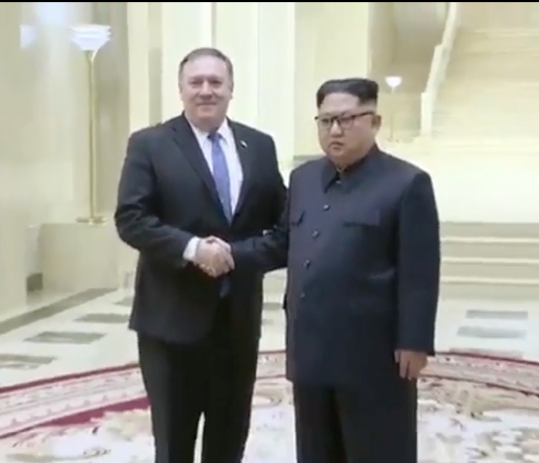 Offizielles Händeschütteln mit US Außenminister Pompeo, bei dem Kim sich offenbar langweilt Foto Video NKorea