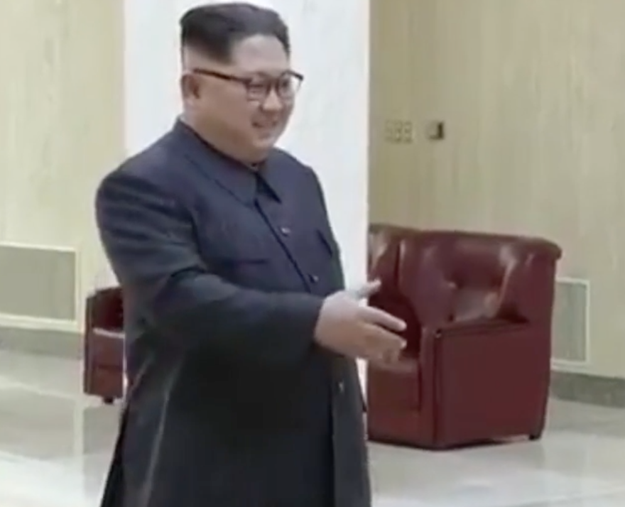 Waiting for Trump? No - shaking hands with Pompeo. Foto Video NKorea
