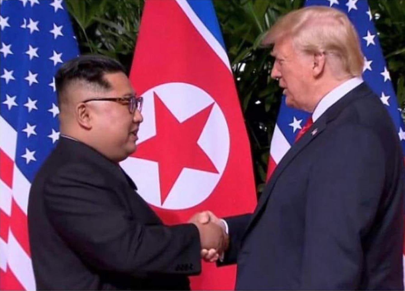 Kim und Trump beim ersten Händedruck Foto The Hispanic Conservative Facebook