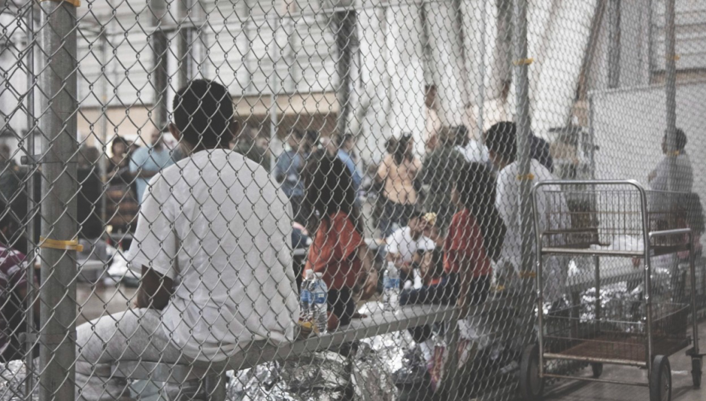 Menschen in Käfigen unter Obama-Regierung Foto 2014 youtube