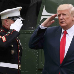 Donald Trump salutiert
