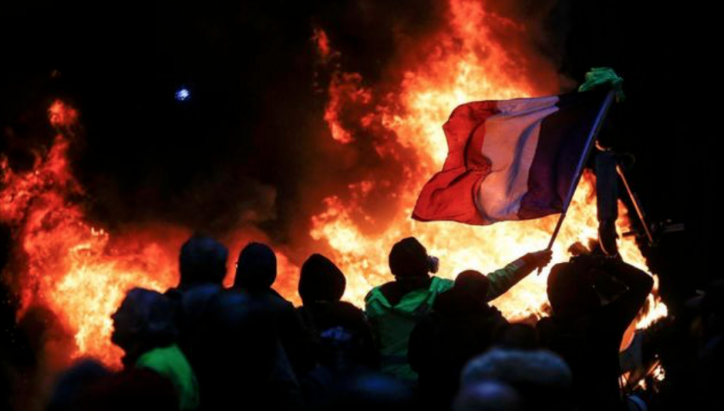 Gelbwesten-Protester zünden Paris an