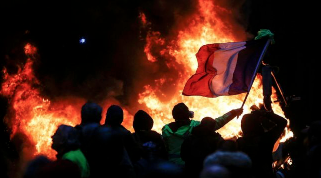 Gelbwesten-Protester zünden Paris an