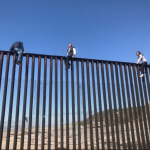 Mexikanische Grenze mit altem Zaun und Kletterhilfe