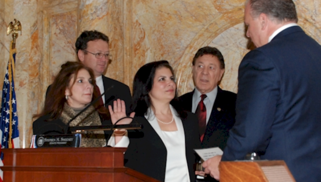 Senatorin Dawn Marie Addiego wird eingeschworen als republikanische Senatorin