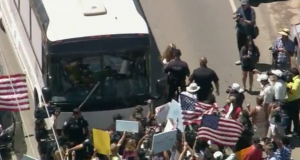 Amerikaner stoppen Bus mit illegalen Einwanderern