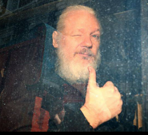 Julian Assange im Polizeiwagen