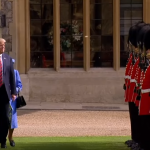 Donald Trump in London 2019 hinter ihm die Queen
