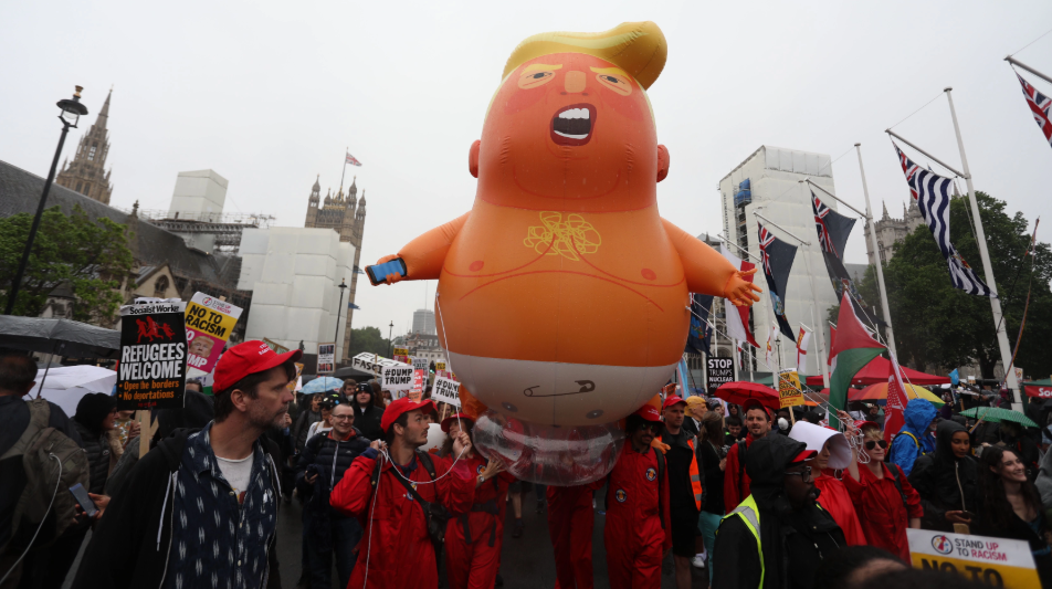 Protester mit aufblasbarem Trump Baby