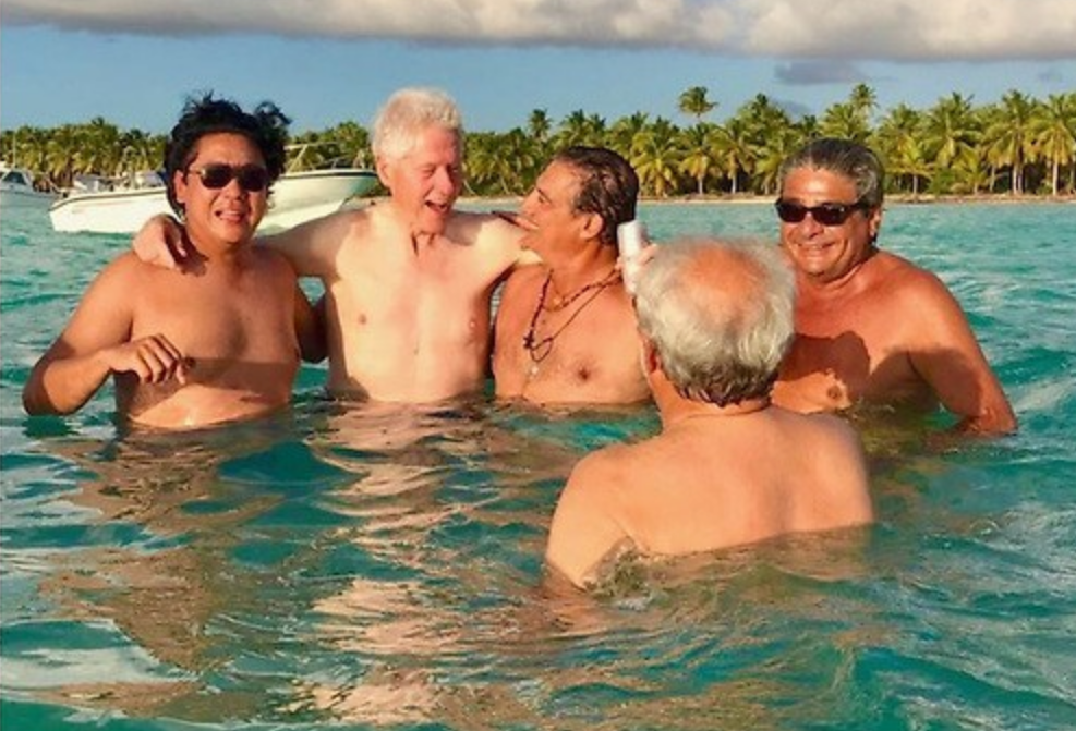 Ricardo Cheaz, Bill Clinton, George Nader, José Calzada, Rolando Gonzalez Bunster baden vor einer "unbekannten" Insel