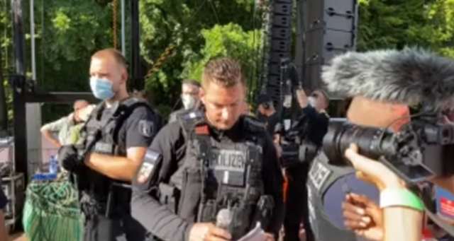 tagesereignis.de/wp-content/uploads/2020/08/Polizist-l%C3%B6st-am-1.-August-die-Versammlung-auf-%C3%BCberlegt-sehr-lange-bevor-er-spricht-640x341.png
